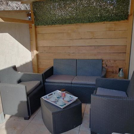 Sous le soleil de Provence Petite maison au calme et très bien équipée de 40m2 avec Wifi -jardin privé-la piscine est commune à la résidence et ouverte du 1er mai au 30 septembre de 09h à 21h,En juillet et aout reservation uniquement du samedi au sam Forcalqueiret Extérieur photo