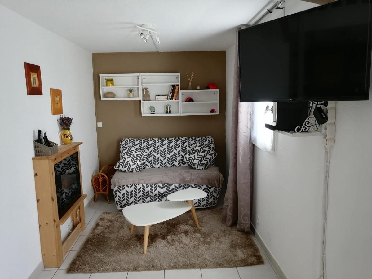 Sous le soleil de Provence Petite maison au calme et très bien équipée de 40m2 avec Wifi -jardin privé-la piscine est commune à la résidence et ouverte du 1er mai au 30 septembre de 09h à 21h,En juillet et aout reservation uniquement du samedi au sam Forcalqueiret Extérieur photo